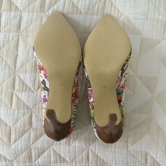 Guess ( Carrie) NEW never worn without box
- Women’s Size 6
- Stiletto 4 inch - Picture 2 of 4